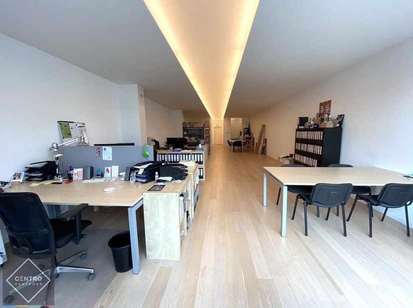Bien professionnel à vendre
                    à 8000 Brugge
