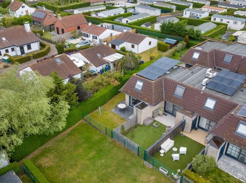 In Oostduinkerke kunt u binnen dit kleinschalig vakantiedomein een hoekwoning terugvinden. Hier is er een open gevoel dankzij de ruime tuin en een gun