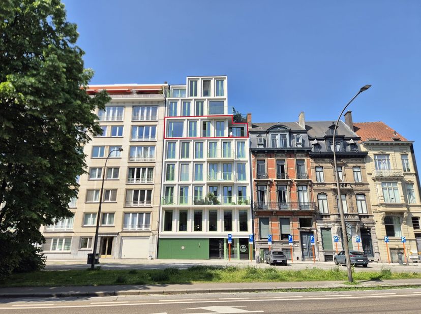 Ben je op zoek naar een exclusief en modern nieuwbouwappartement met 3 slaapkamers en 2 badkamers vlakbij het centrum van Gent? Zoek niet verder! Dit