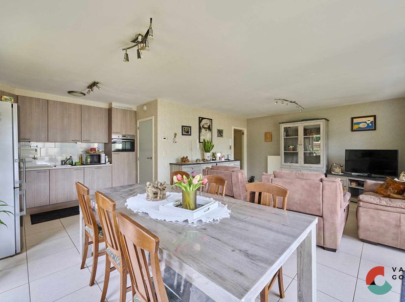 Op zoek naar een ruim en instapklaar appartement op een toplocatie? Dan is dit lichtrijke appartement met drie slaapkamers, een garagebox, twee boveng