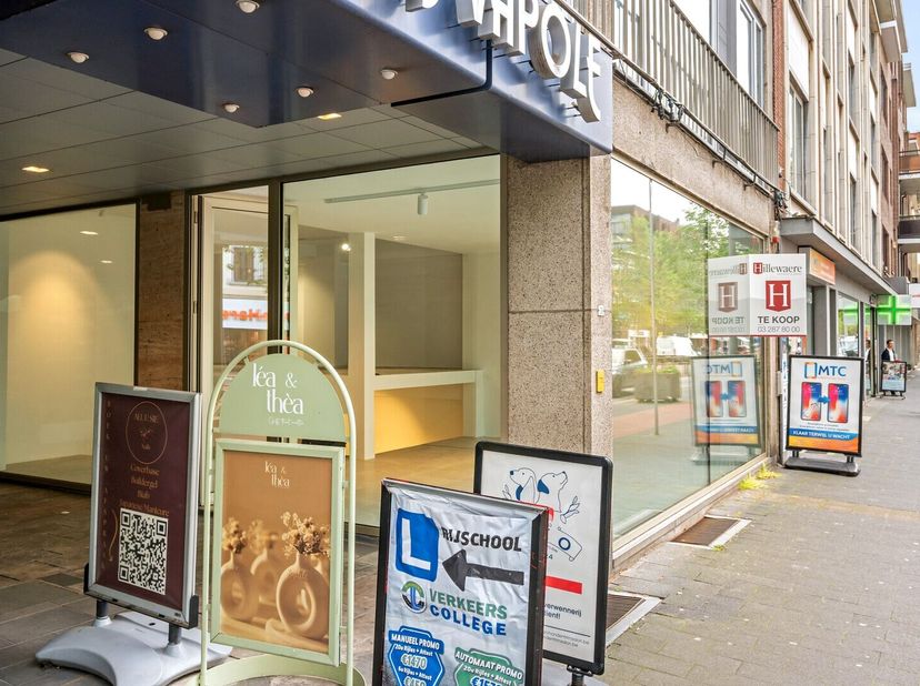 Deux locaux commerciaux à Mortsel centre - Rue commerçante<br />
Ces deux locaux commerciaux jumelés se trouvent dans la rue commerçante du centre de