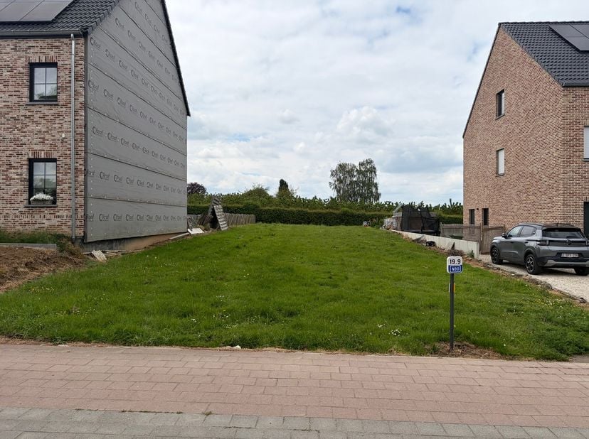 Aan de Naamsesteenweg 361B in Bevingen-Centrum vinden we deze goed gelegen bouwgrond terug, op ca. 3,5 km van het centrum van Sint-Truiden. De ligging