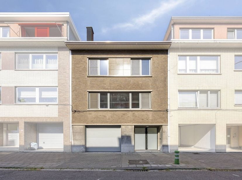 La maison dispose d'un hall d'entrée spacieux, d'un garage avec rangement supplémentaire et d'un espace de vie agréable baigné de lumière naturelle. L