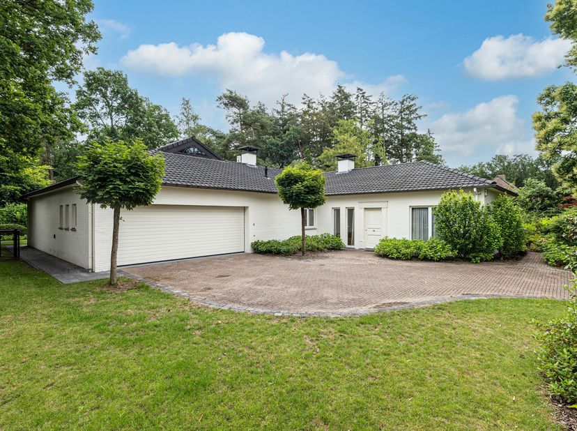 Deze grotendeels gerenoveerde villa is residentieel gelegen in de gegeerde verkaveling “De Lint” te Oud-Turnhout, op een prachtig aangelegd en volledi