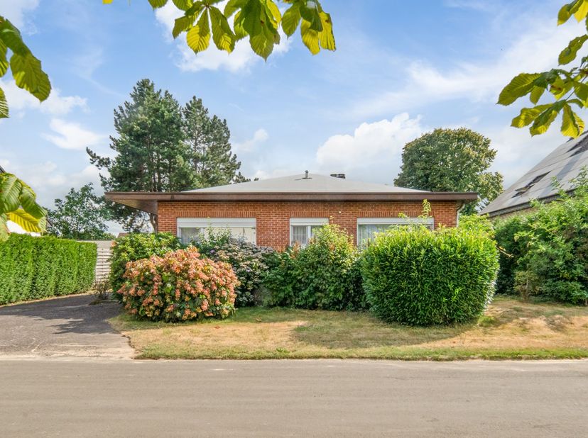 Bent u op zoek naar een woning die u volledig naar uw eigen smaak kunt renoveren? Deze vrijstaande gelijkvloerse woning in het landelijke Kermt (Hasse