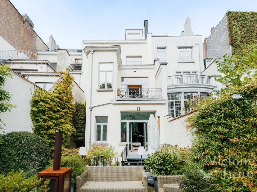 Victoire-Junot à le plaisir de vous faire découvrir en exclusivité un magnifique hôtel particulier de ±794m² bâtis au charme intemporel. Offrant une f