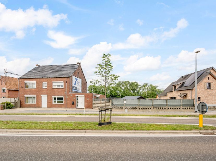 Deze volledig naar eigen smaak te renoveren gezinswoning te Neeroeteren is gelegen op een perceel van 5a03ca. De woning beschikt over een vrijstaande