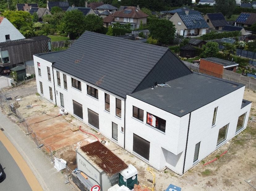 e koop: moderne gesloten woning in het centrum van Deerlijk, op korte afstand van openbaar vervoer en invalswegen. Aankoop aan 6% BTW is mogelijk voor