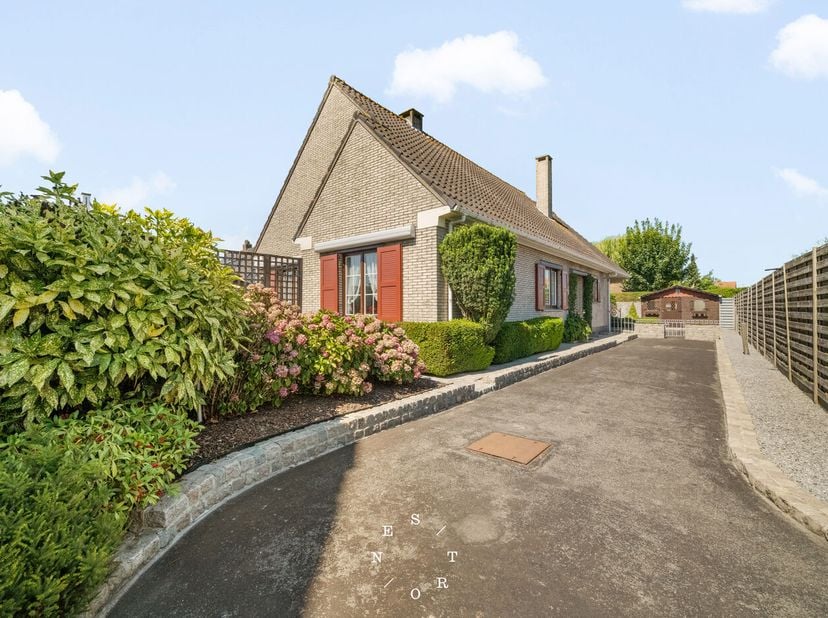 Op het eind van de doodlopende Dennendreef bevindt zich dit verscholen bebouwd perceel, een zeldzame opportuniteit voor wie wil wonen, (ver)bouwen in