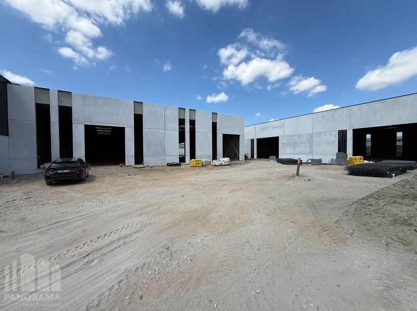 Strategisch gelegen nieuwbouw KMO-unit van 566 m² te huur in Deinze. De unit maakt deel uit van het KMO-park 'SCHIPDONK'. Deze locatie zorgt voor een