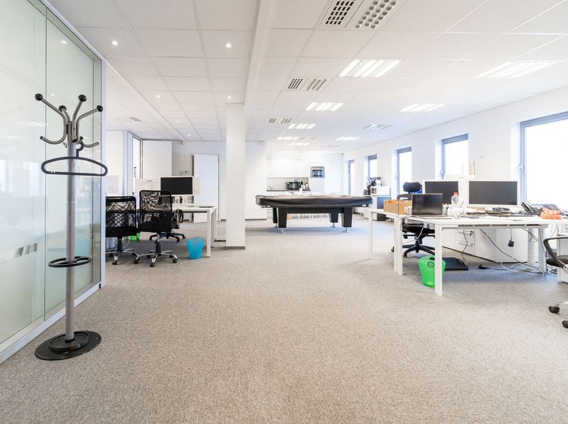 Centre de Wavre – Hendrix Entreprise vous propose ce plateau de bureaux lumineux d’environ 170 m² situé au 1er étage d’un immeuble avec ascenseur, idé