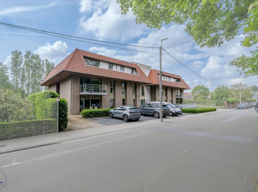 Welkom in Residentie Villa DellArte  een rustige en kleinschalige woonresidentie op wandelafstand van het bruisende centrum van Evergem. Winkels, open