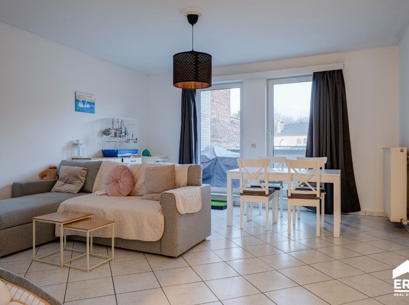 Op een strategische locatie langs de Steenweg in As bieden wij dit volledige appartementsgebouw aan, bestaande uit 3 afzonderlijke appartementen, elk