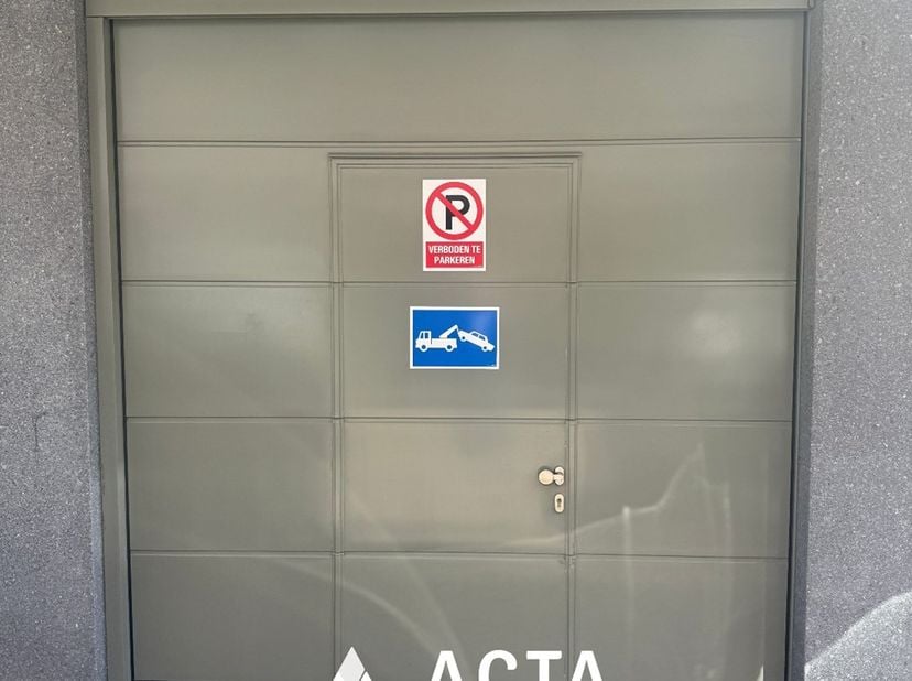 Veilig en comfortabel parkeren in het centrum van Oostende? Deze autostaanplaats in Residentie Hélène is ideaal voor wie een vaste parkeerplaats zoekt
