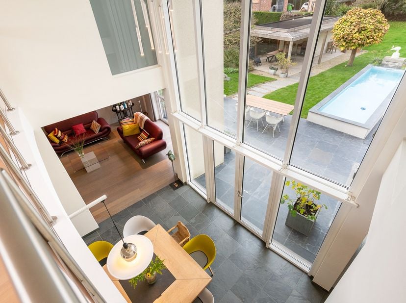 Deze strakke en tijdloze villa is gelegen op een mooi perceel van 1.439 m² in het geliefde Maasmechelen. De woning (1999) werd ontworpen met bijzonder