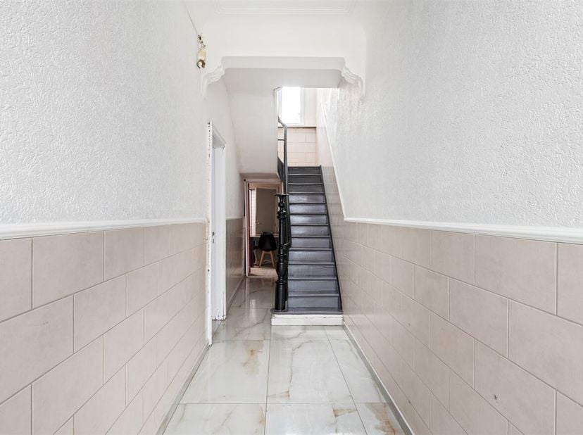 Gezinswoning met 3 slaapkamers op centrale ligging te Ekeren.<br />
Ligging: Ekeren - Schoonbroek, nabij en het Hagelkruispark, vlakbij sportcentrum D