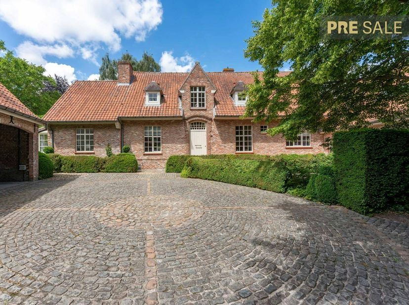 Charmante maison de campagne située dans un endroit calme avec un magnifique parc et jardin à Marke.<br />
<br />
Le bâtiment principal situé au centr