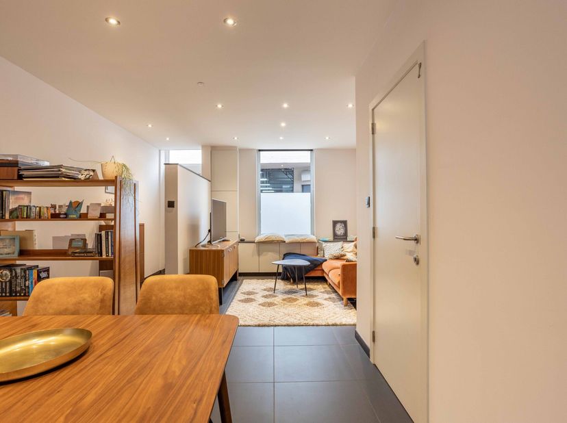 Verrassend ruime en aangenaam afgewerkte woning die recent gerenoveerd werd met oog voor comfort en functionaliteit. Deze moderne eigendom is volledig