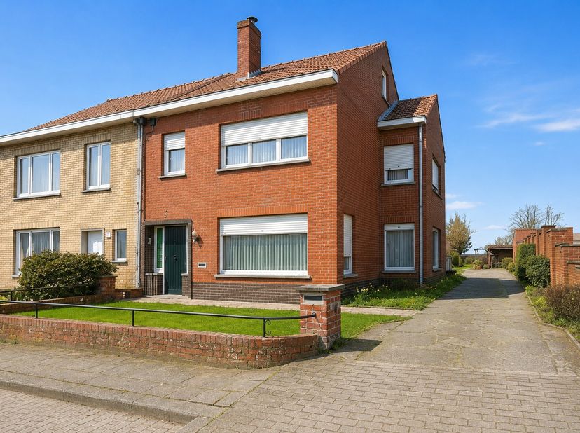 Op een landelijke ligging nabij het natuurgebied Vloethemveld en op korte afstand van het centrum van Zedelgem bevindt zich deze halfopen bebouwing op