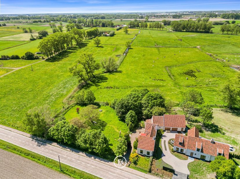 Gelegen langs de Koolkerkesteenweg in Oostkerke, midden in het groen en omgeven door uitgestrekte velden, bevindt zich deze eigendom met tal van mogel