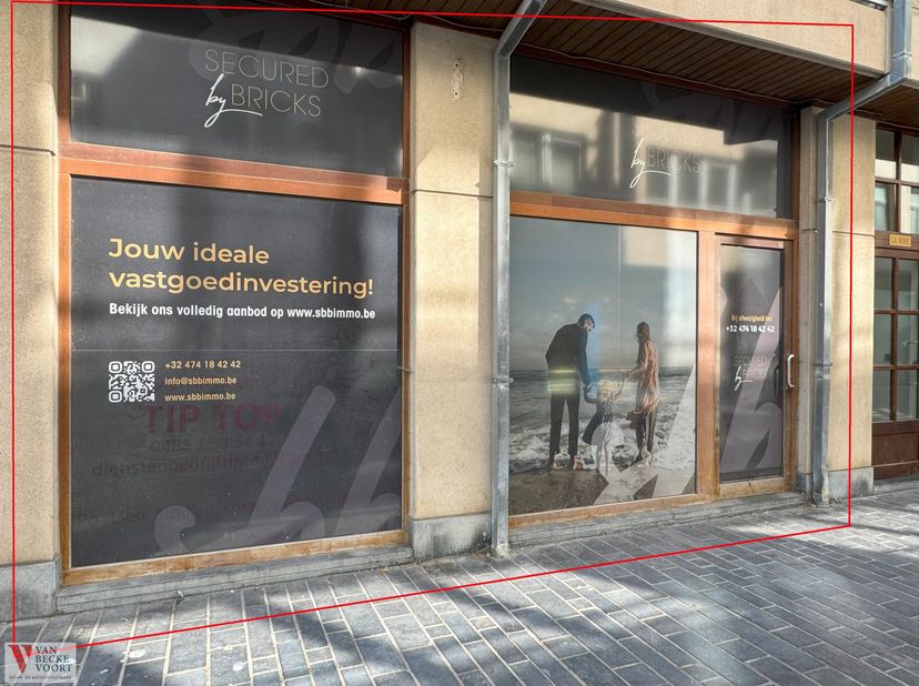 Op een goede en centrale locatie in Oostende, tussen de Kapellestraat en de Groentemarkt, staat dit veelzijdige handels- en kantoorpand te huur. Dankz