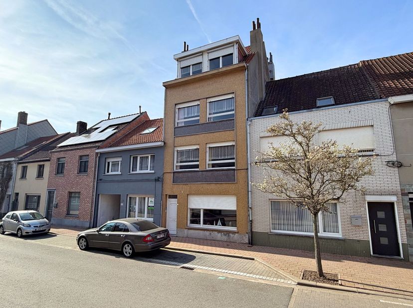 Zeldzaam aanbod in hartje Heist: een uitzonderlijk groot woonhuis met een bewoonbare oppervlakte van ca. 255 m² verdeeld over 4 bouwlagen.<br />
Het h