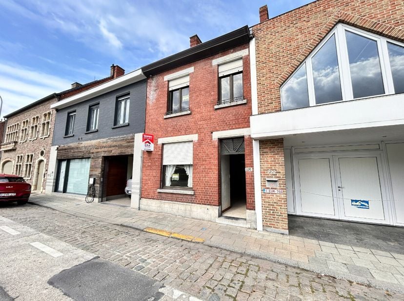 Op zoek naar je eerste woning of als investering? Dan is dit pand wel iets voor jou!Woning biedt veel mogelijkheden om in te richten naar eigen smaak.