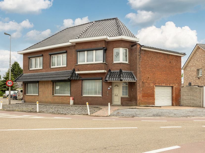 GEDEELTELIJK TE RENOVEREN GEZINSWONING MET 5 SLAAPKAMERS, LEUKE PATIOTUIN OP EEN CENTRALE LOCATIE TE HOUTHALEN-HELCHTEREN.<br />
Ter hoogte van de Koo