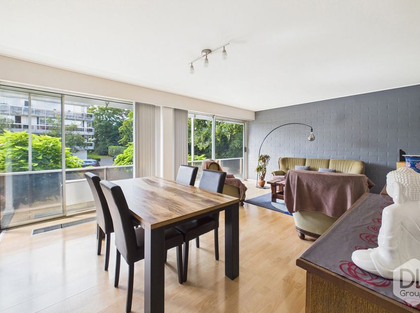 Dit appartement, gelegen op de eerste verdieping van een gebouw met lift, bestaat uit een inkomhal met apart toilet en bergruimte, een leefruimte en e