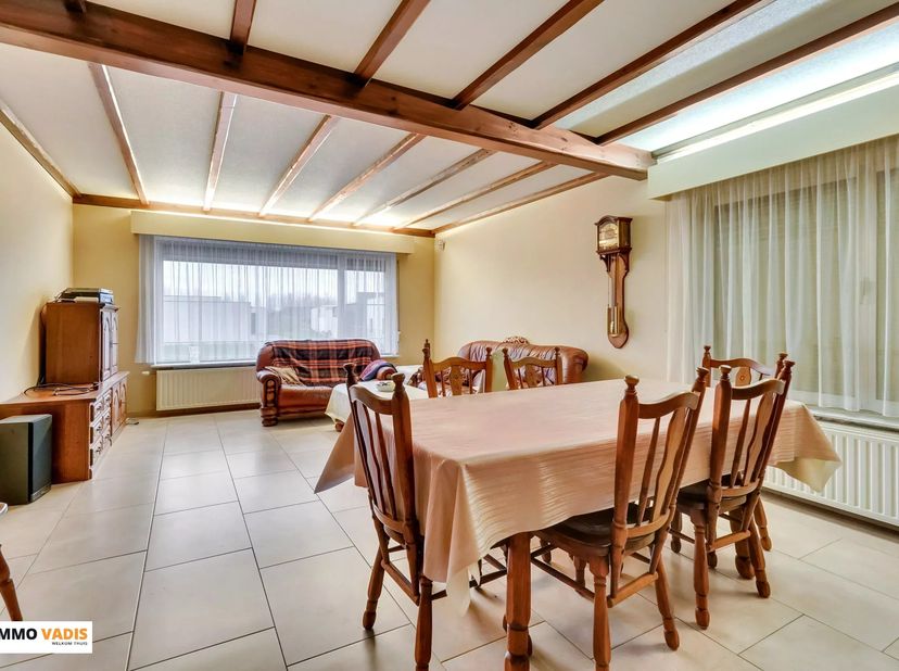 In een aangename omgeving in Wellen bevindt zich deze woning met een solide basis en tal van mogelijkheden. Dankzij de ruime en logische indeling is z