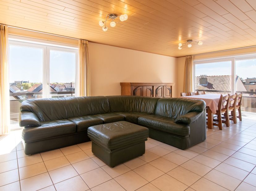 Cet appartement lumineux de 111 m² combine espace, confort et un excellent emplacement à proximité de la digue. Le salon spacieux bénéficie de beaucou