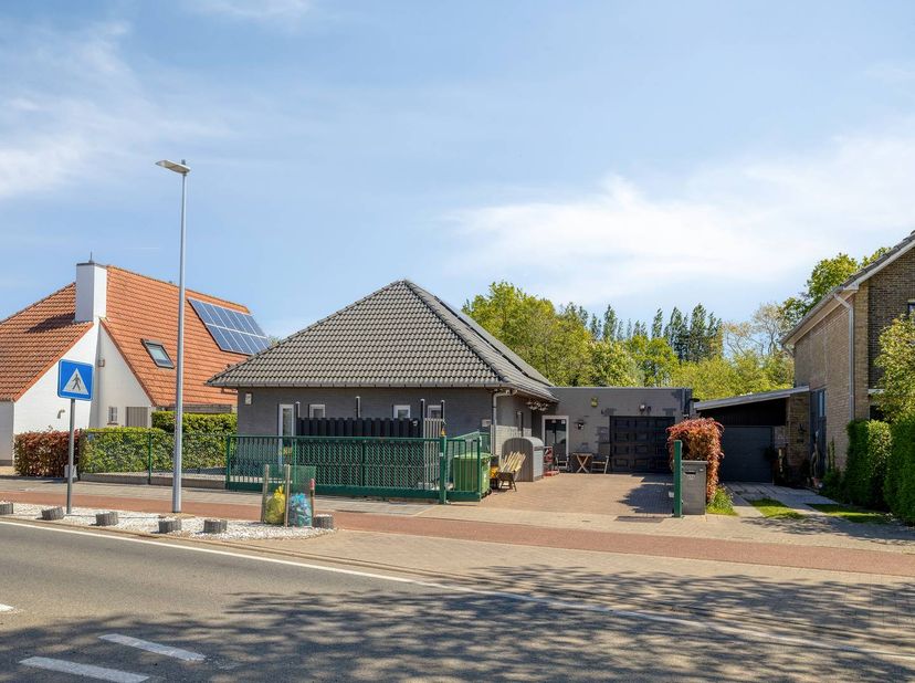 Cette spacieuse maison individuelle située à Dudzeelse Steenweg offre l'équilibre parfait entre espace, confort et un emplacement central mais calme.