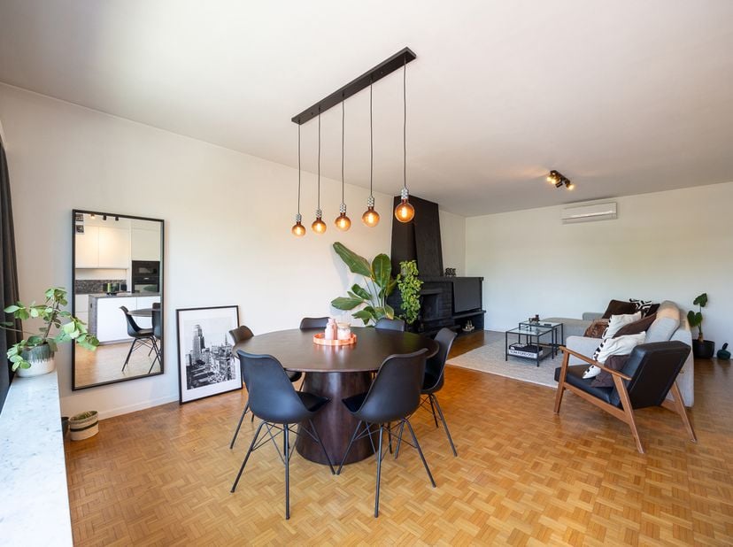 Locatie<br />
Dit appartement is gelegen in de gegeerde Neerlandwijk in Wilrijk, een rustige en groene woonwijk die bijzonder geliefd is bij gezinnen