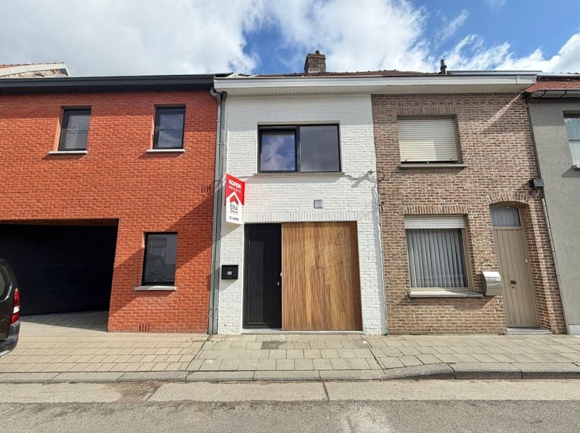 Zonnebeke - Maison entièrement rénovée avec un jardin exceptionnellement profond à vendre.Agencement:Rez-de-chaussée: dès l'entrée, vous trouverez des