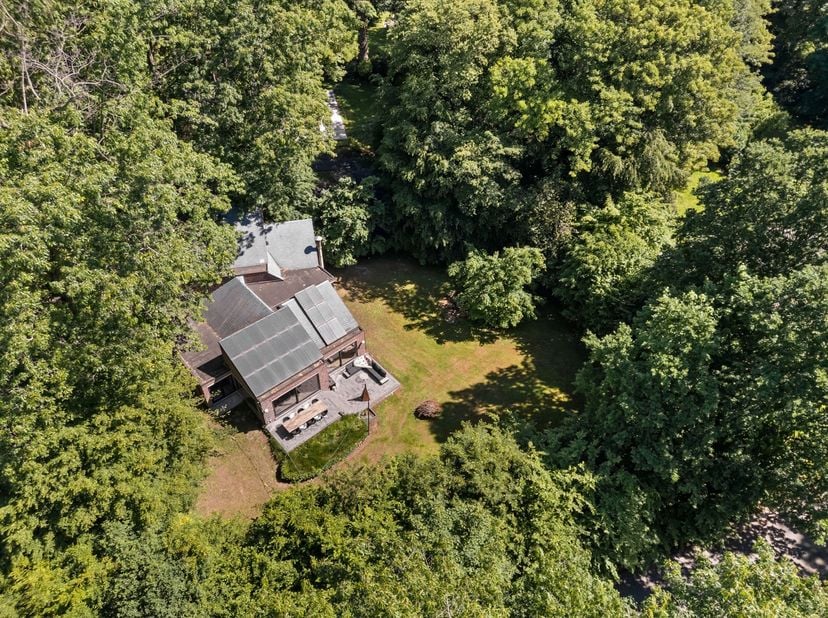 In de prestigieuze, residentiële wijk Henegauwberg in Hasselt bevindt zich deze uitzonderlijke architectenwoning met een bewoonbare oppervlakte van ma