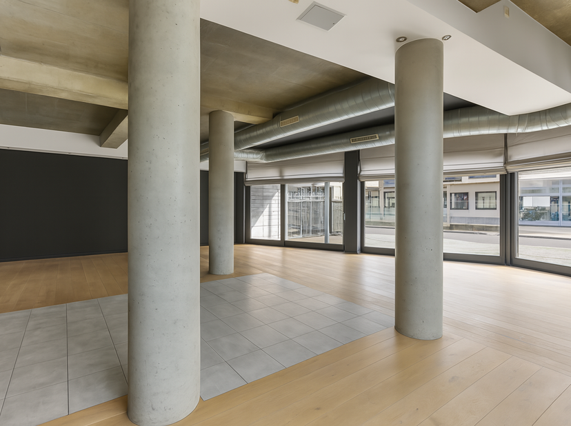 Je kan er niet omheen kijken... het uiterst commercieel gelegen hoekhandelspand met een totaal bruikbare vloeroppervlakte van 404 m² - opgesplitst in