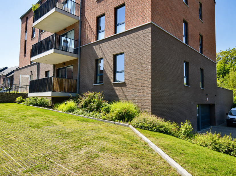 Appartement 2 chambres idéalement situé, juste en face du golf de Wavre. À proximité des commerces, des transports en commun et de GSK.<br />
Cet appa