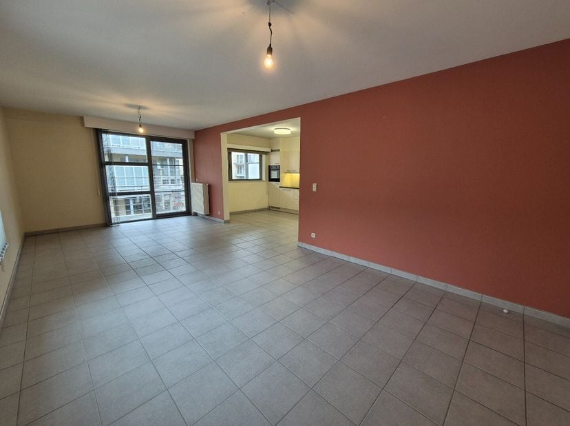 Instapklaar appartement op de 2e verdieping gelegen in het centrum van Zonhoven. Bestaande uit hall, apart toilet, living, keuken (kasten, enkele inox