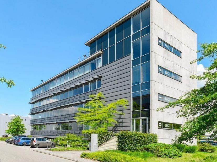 559m² kantoren op 2de verdieping<br />
Ligging: vlakbij afrit E19, in bedrijvenzone Mechelen-Noord<br />
Specificaties: landschapskantoor, dubbelglas,