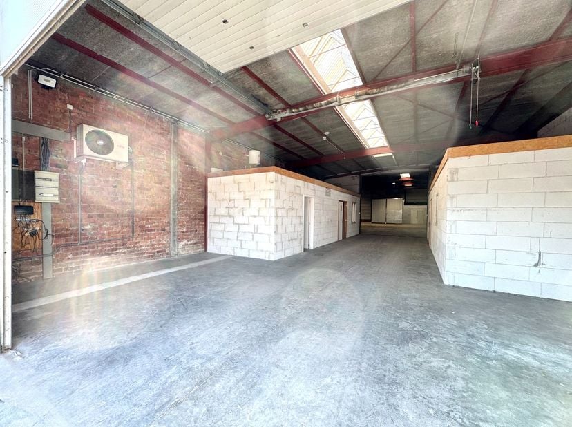 Magazijnen met bijgebouwen/ burelen/ polyvalente commerciële ruimtes en koer te Anzegem, Vichte Knokstraat; Goede locatie met gunstige verbindingen na