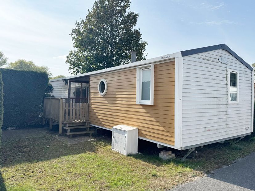 Verzorgde recente chalet in familiale camping op steenworp van het centrum van Koksijde en in de nabijheid van natuur, duinen en de zee! Mooie, recent