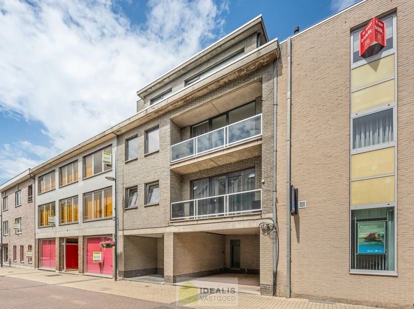 IDEALIS VASTGOED - PRACHTIG GERENOVEERD GELIJKVLOERSAPPARTEMENT MET STADSTUIN IN HARTJE HAMONT! Dit uiterst ruime appartement van het bouwjaar 1974 om