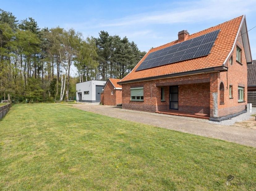 Interesse? Plan uw bezoek en ontdek zelf het uitzonderlijke potentieel van dit unieke eigendom via www.janssenenjanssen.be. <br />
In het rustige en g