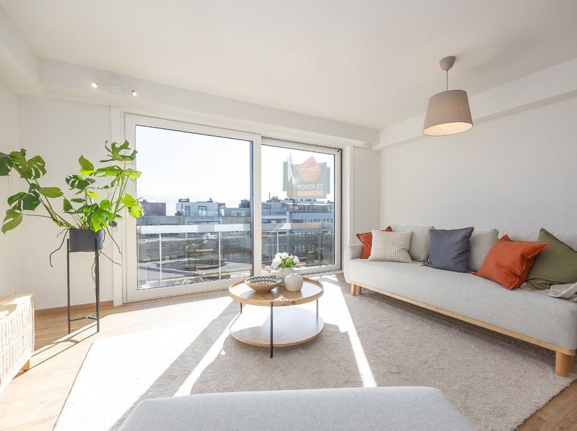 Ce studio exceptionnellement lumineux avec terrasse orientée plein sud est situé au huitième étage de la prestigieuse Résidence Verdiende Rust (Zeedij