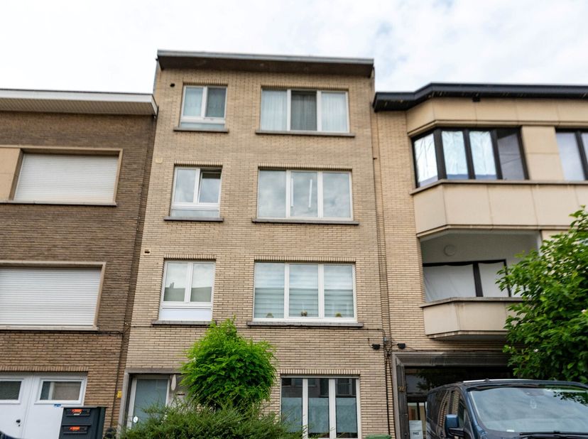 Locatie:<br />
Goed gelegen in Deurne Zuid, met enkele mooie parken, alsook winkel en openbaar vervoer op wandelafstand te vinden.<br />
Indeling:<br