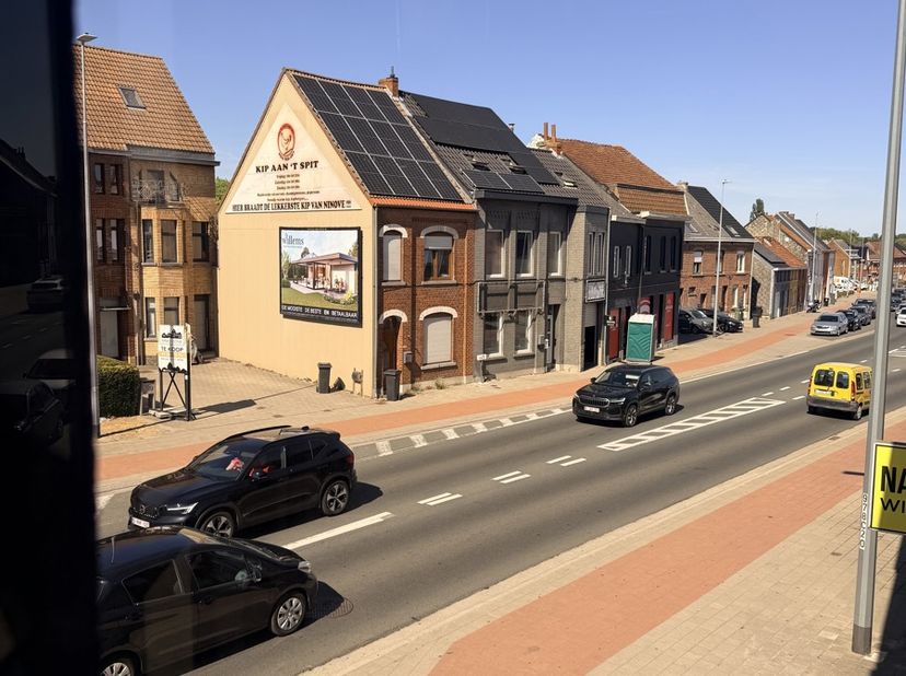Bent u op zoek naar de perfecte uitvalsbasis voor uw onderneming, gecombineerd met de mogelijkheid om te wonen? Dan vormt dit commerciële pand aan de