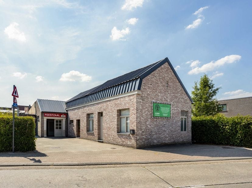 Commercieel pand met tal van mogelijkheden in Wanzele<br />
Bent u op zoek naar een eigendom met veel potentieel? Dan is dit commercieel pand in Wanze