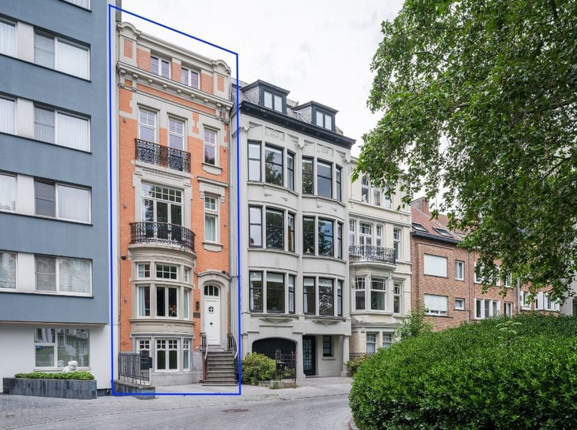 Oostende – ‘Les Hirondelles’: statige eclectische burgerwoning met handelsruimte en drie appartementen.<br />
<br />
Aan het charmante en groene Prins