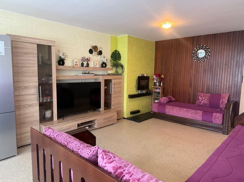 TE RENOVEREN GELIJKVLOERSAPPARTEMENT MET 3 SLAAPKAMERS. <br />
 Inkomhal met vestiaire en gastentoilet, gezellige living (24M2)  met aansluitend een