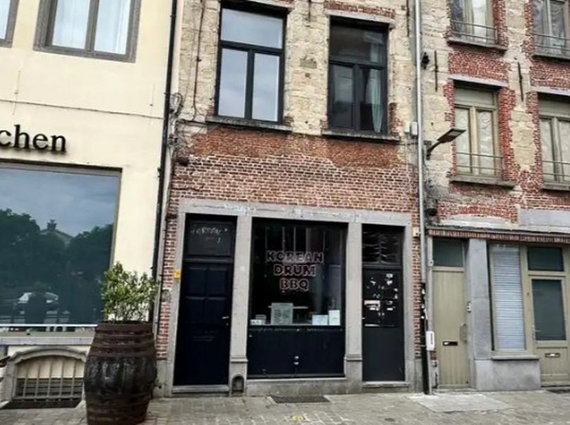 Deze handelsgelijkvloers is gelegen vlakbij de Kaaien en voetgangerstunnel. De winkel is +/- 90m² met een koer van +/- 27m².<br />
Vlakbij "Cafe Bever